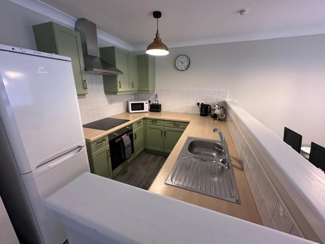Modern 2-Bedroom Apartment Near Manchester with Free Parking