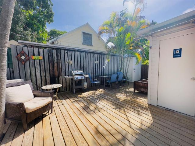 Deckside Suite Conch Republic Cottage