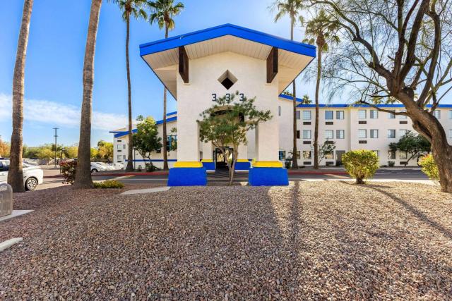 Days Inn & Suites by Wyndham Mesa Near Phoenix