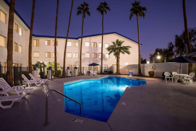Days Inn & Suites by Wyndham Mesa Near Phoenix