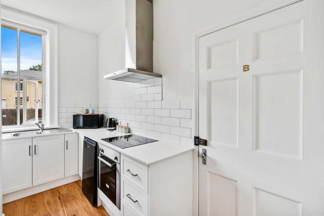 Portsea Place - Chic queen studio and parking