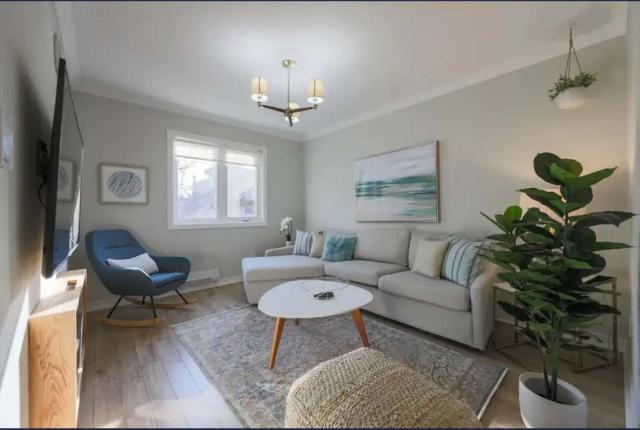 Casa Queen East - Modern 2BR Suite in Leslieville