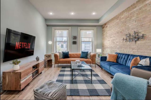 Casa Queen East Jaw Dropping 3BR Suite