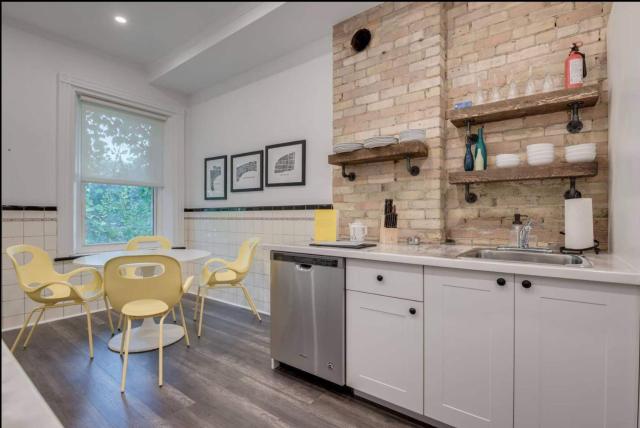 Casa Queen East Jaw Dropping 3BR Suite