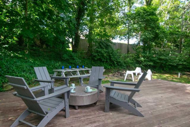 Fully Renovated Walk to Scargo Lake