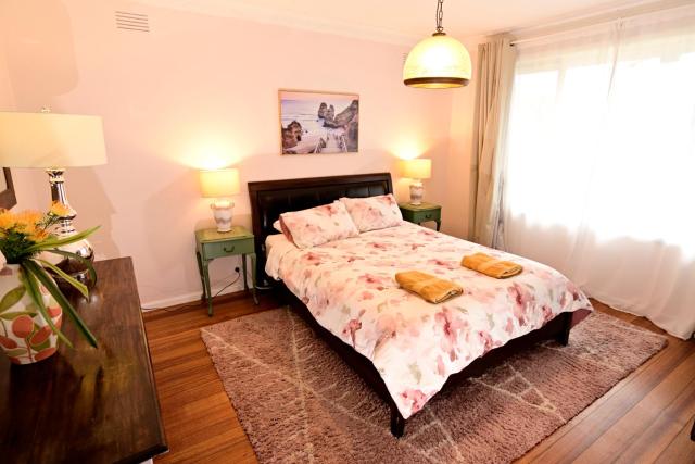 Two Pines, whole home in Tullamarine near airport!