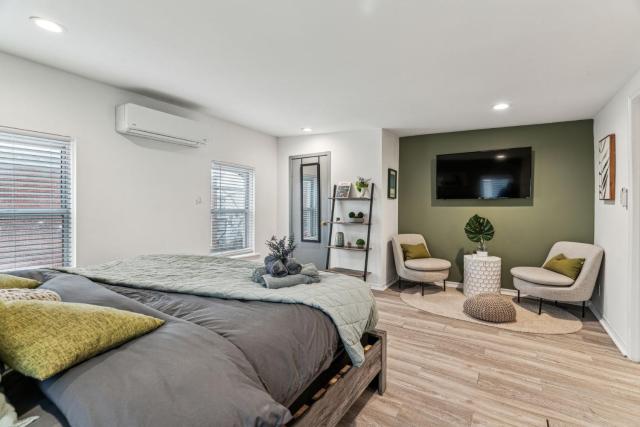 Luxurious couples suite KING BED, romantic, central, wifi
