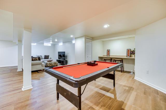 Fire Pit & Yard: Family Home in Farmington Hills!