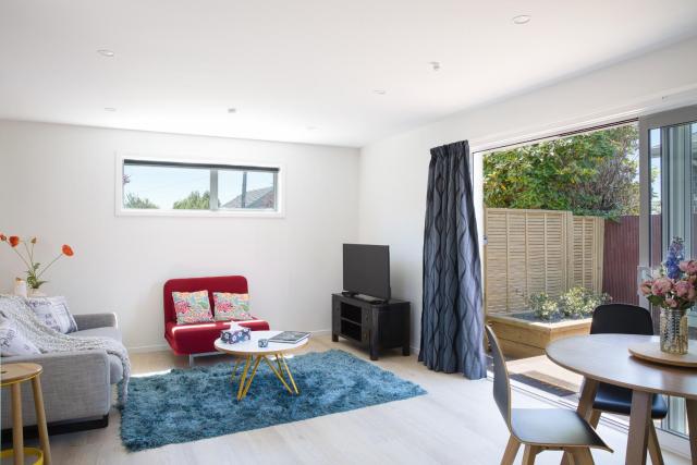 Classy Modern Unit close to Airport, Shops and Bus