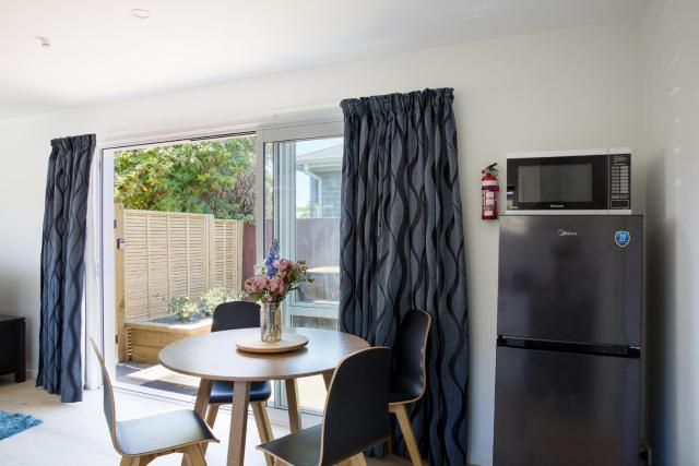 Classy Modern Unit close to Airport, Shops and Bus
