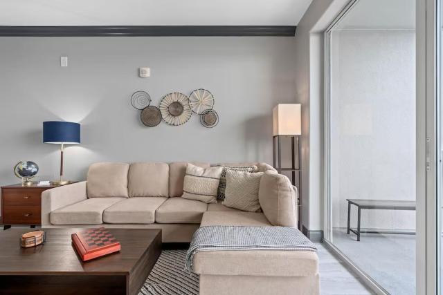 LUXURY 1br LAKEVIEW CONDO NEAR DISNEY!