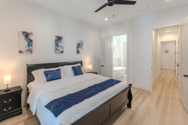 Luxury Charming 3BR 3Bath Free Wi-FI 8 Guests, Gated Home, Houston Downtown