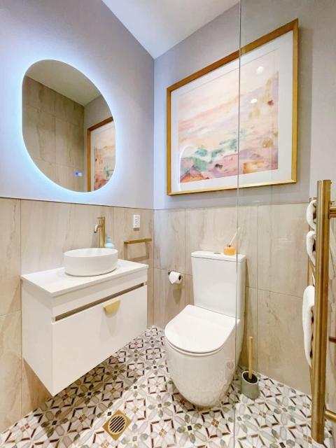 Studio 524- Stylish Urban Retreat on Central Queen Street