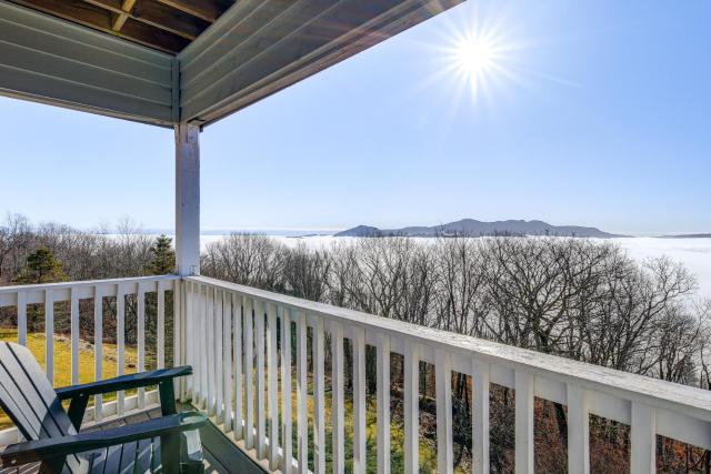 2 Mi to Beech Mtn: Fully Remodeled Condo w/ Patio!