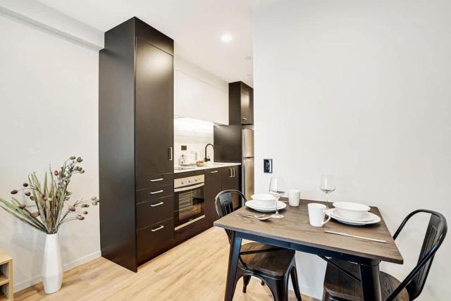 Stunning Architecturally Designed Studio in CBD - Pool Gym Sauna