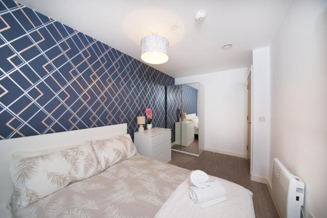 Stylish 1-Bed Apartment Near City Centre, MediaCityUK, Spinningfields, Old Trafford & Etihad, Sleeps 4, Netflix, Gym, Balcony, Nespresso Machine, Ideal for Professionals & Extended and Short Stays!