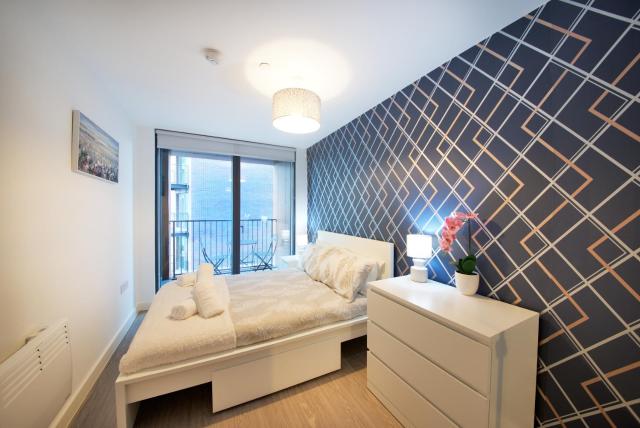 Luxury 1-Bed Apartment by Manchester Hotspots, City Centre, The Lowry, Old Trafford & Etihad, Sleeps 4, Balcony, Netflix, Gym, Nespresso, Great for Contractors & Relaxation!