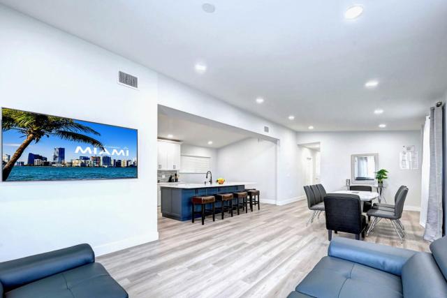 Walk to Beach Luxury 4BR & 4BA Villa Hollywood Lakes