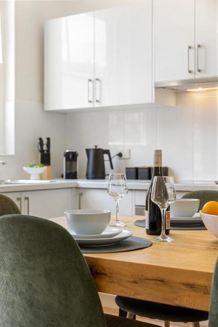 Hacienda at Henley - Chic Seaside Haven near Airport