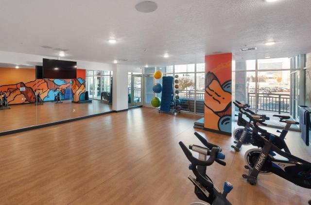Stunning 1BD Pool, Htub, Gym Near Convention Centre