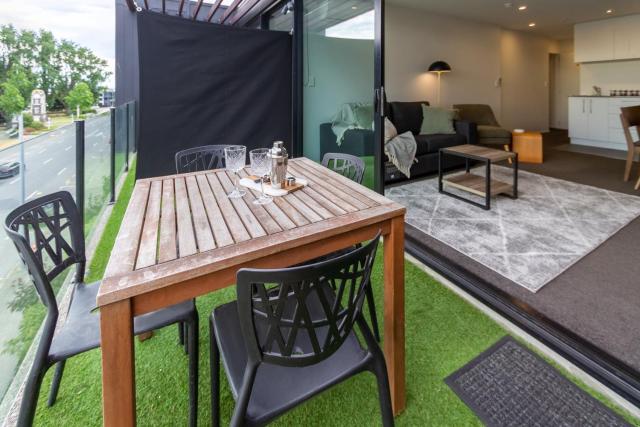 Dashing 2-Bedroom Apartment in Vibrant City Hub