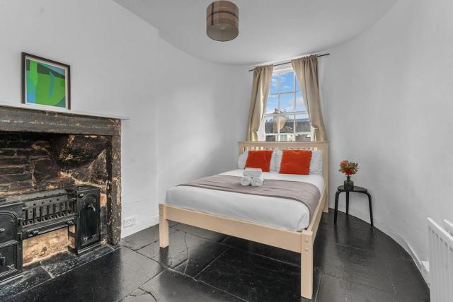 Super Spacious 4 Bed, sleeps 6