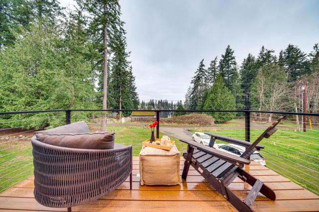 2 Mi to Warm Beach: Family Gem w/ Views