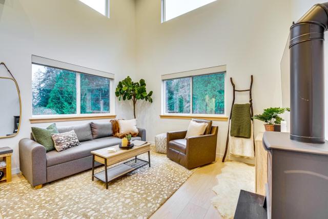 2 Mi to Warm Beach: Family Gem w/ Views