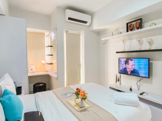 Cozy Living Studio with Direct Access to Pool and Gym at Springlake Summarecon Bekasi By Travelio