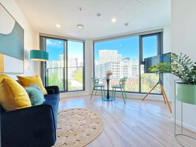 Parkside Elegance 1BR Urban Getaway on Queen St - Pool Gym