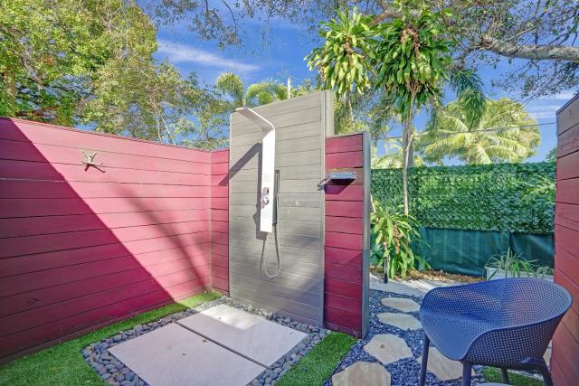 Kiki 1 - Men's Clothing optional Guest Houses