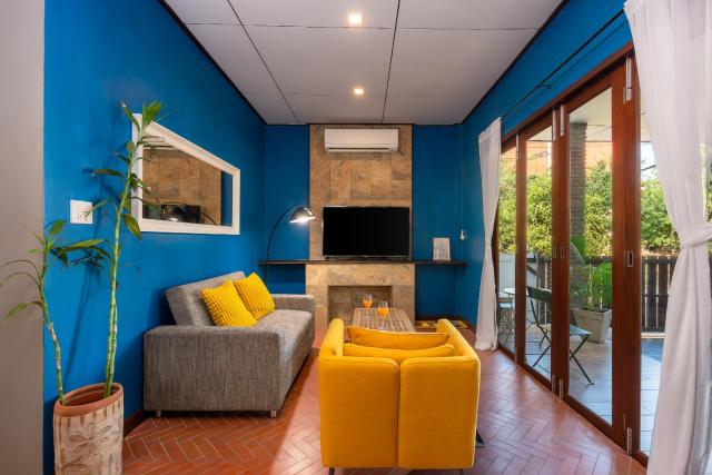 Spacious Homey Pool Villa with Private Parking, Fenced Yard, BBQ, 5min to Beach, Pet-Friendly