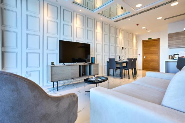 Coastal One-Bedroom Retreat with Direct Sea Views