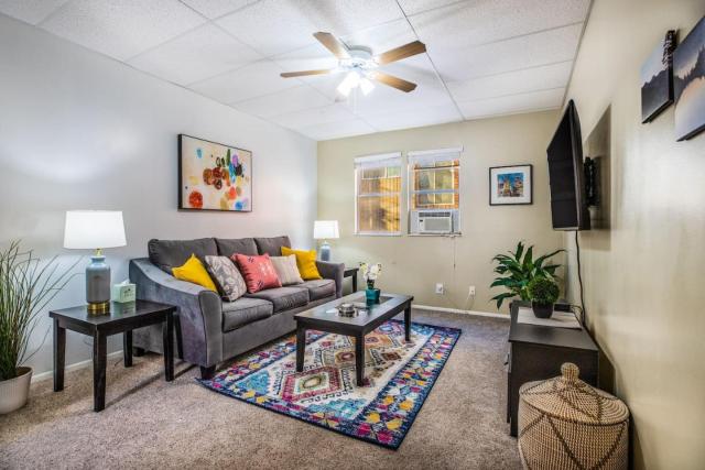 Historic Avenues Apartment Downtown