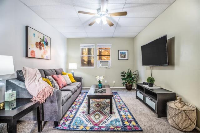 Historic Avenues Apartment Downtown