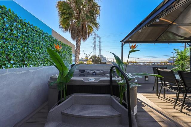 Harborside Suite 12 with Hot Tub and King Beds