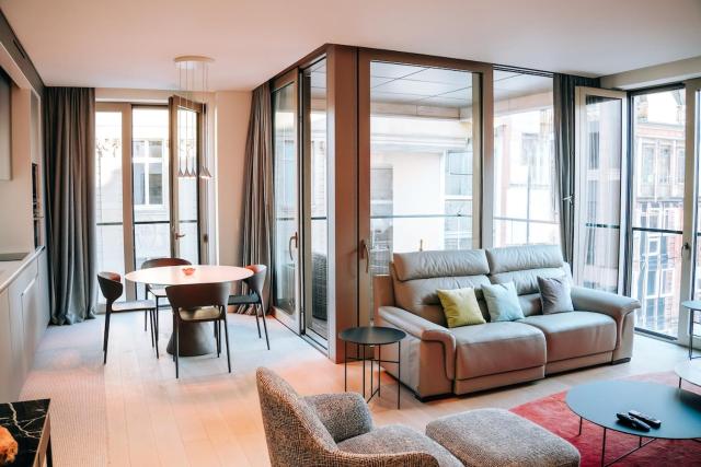 Luxe City - Modern & Spacious 2BR with Balcony View