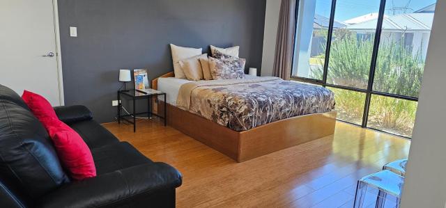 Private king bed guest suite