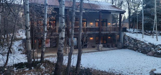 Sundance Spacious Vaulted Ceiling cabin, Hot tub, huge lawn