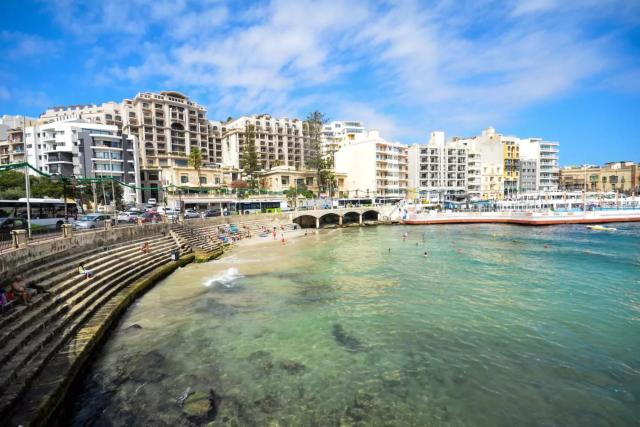 Modern Ensuite Rooms in Shared Apartment Near Balluta Bay Sliema Gzira