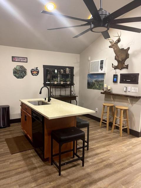 Twin Oaks Cabin at Linville, Private, New remodel