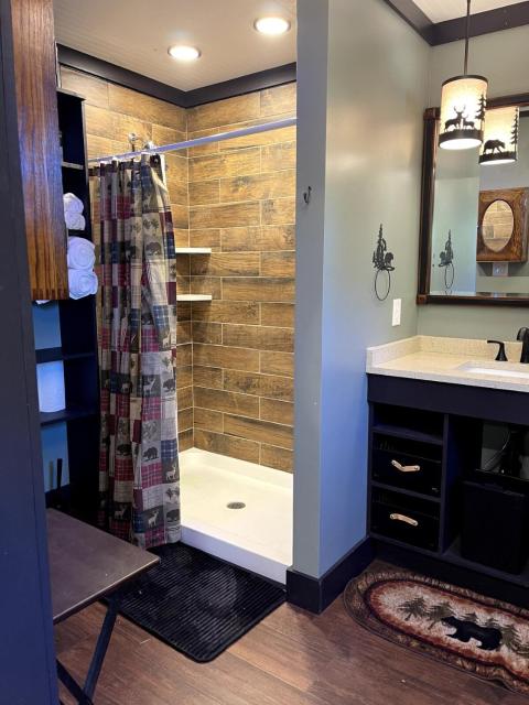 Twin Oaks Cabin at Linville, Private, New remodel