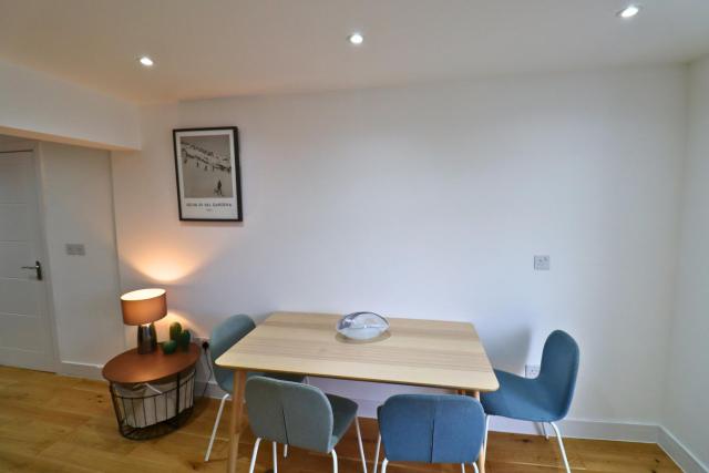 London Mitcham Stunning Two Bedroom Apartment