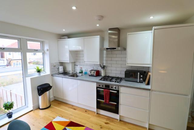 London Mitcham Stunning Two Bedroom Apartment