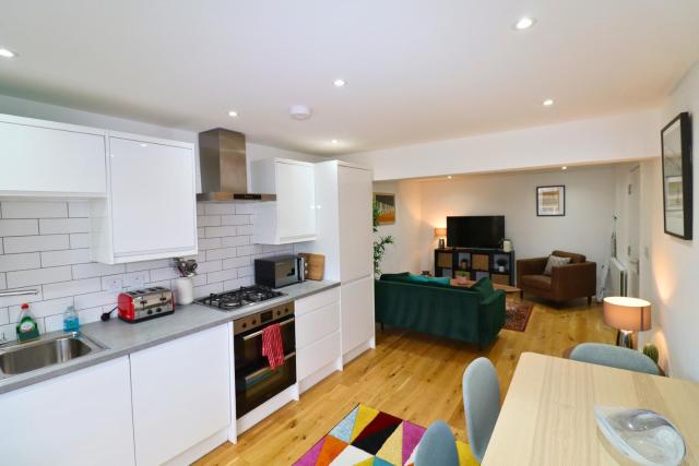 London Mitcham Stunning Two Bedroom Apartment