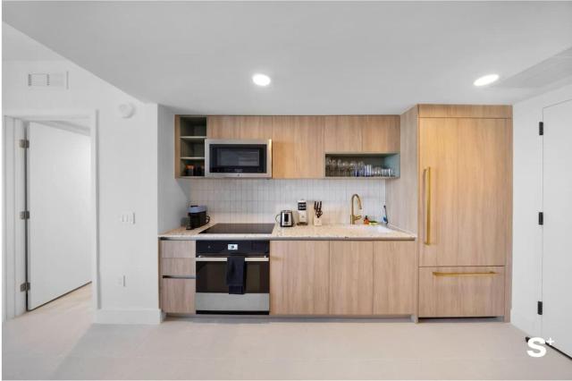 Stylish 1-BD Condo - City Views