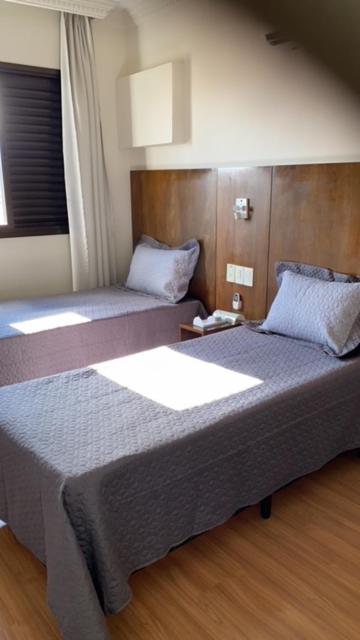Apto para CASAL com bela VISTA, 2 camas de Solteiro, COZINHA COMPLETA, PISCINA, SAUNA, PORTARIA 24h e GARAGEM