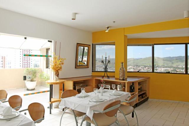 Apto para CASAL com bela VISTA, 2 camas de Solteiro, COZINHA COMPLETA, PISCINA, SAUNA, PORTARIA 24h e GARAGEM