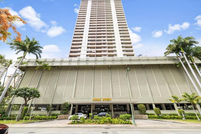 Royal Kuhio 1702 - Spacious Studio with Stunning Mountain City Views in the Heart of Waikiki!