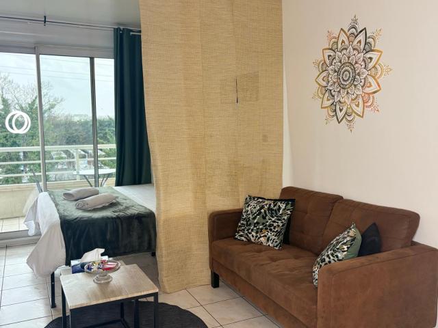 Studio lumineux sans vis a vis avec balcon privé